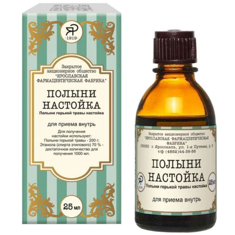 капли настоя полыни в стеклянной пиале